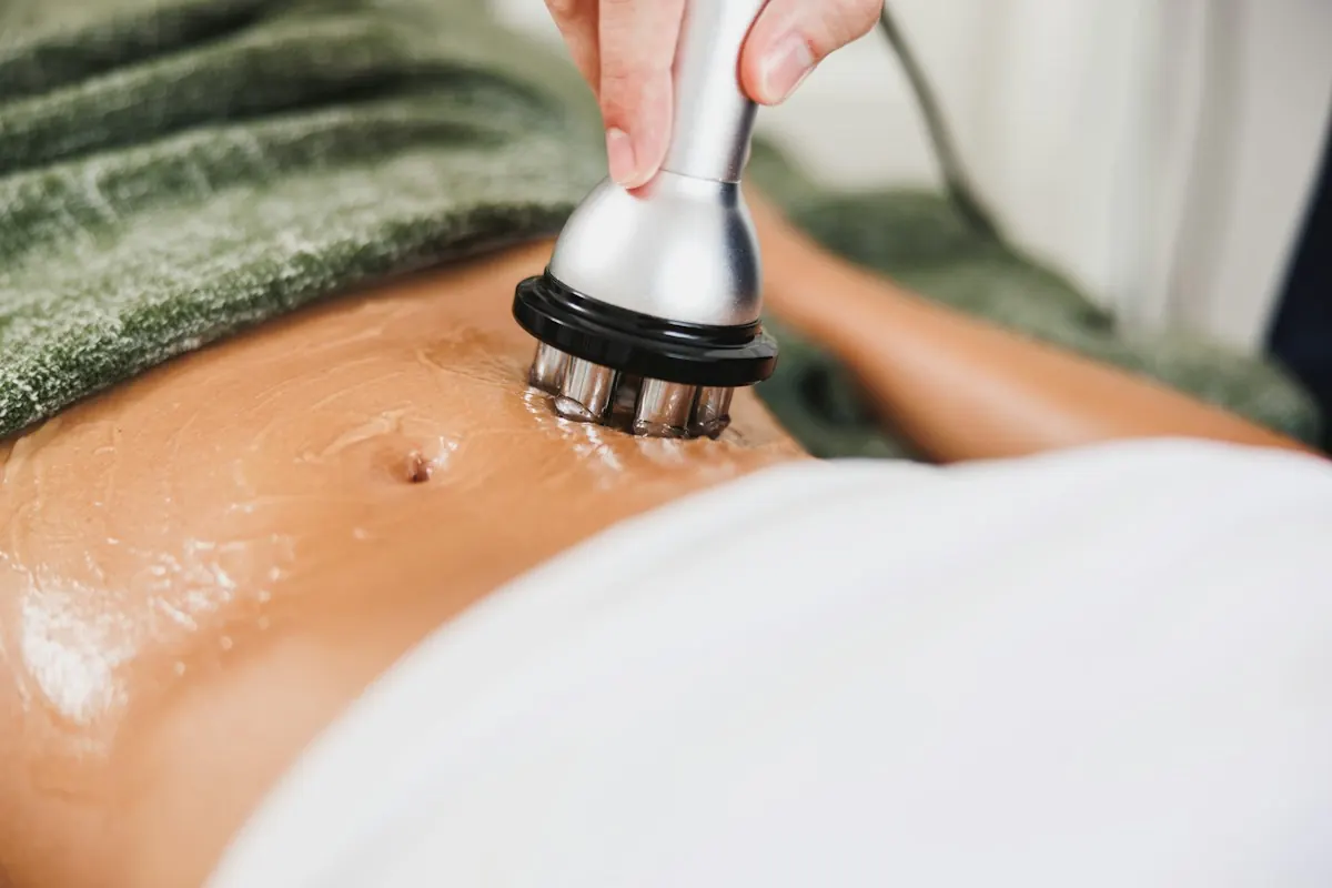 A radiofrequency applicator worked across the abdomen